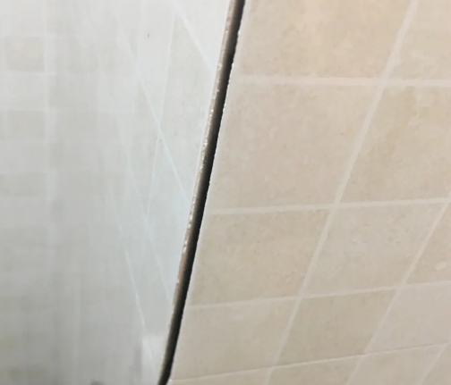 乌伊岭瓷砖空鼓维修公司分享阳台瓷砖脱落的修复过程可以分为以下几个步骤