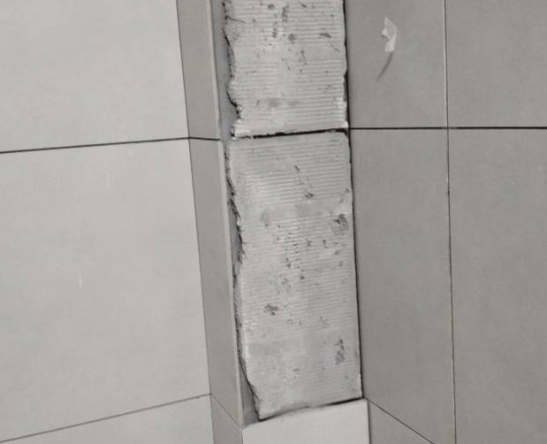 乌伊岭瓷砖空鼓维修公司分享下瓷砖施工前基层浇水润湿程度不足，可能导致以下问题